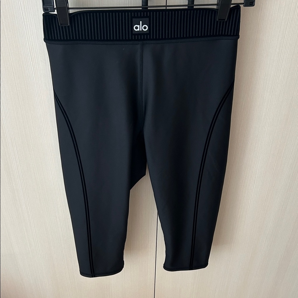 ALO Yoga Black High-Rise capri leggings with Ribbed Waistband